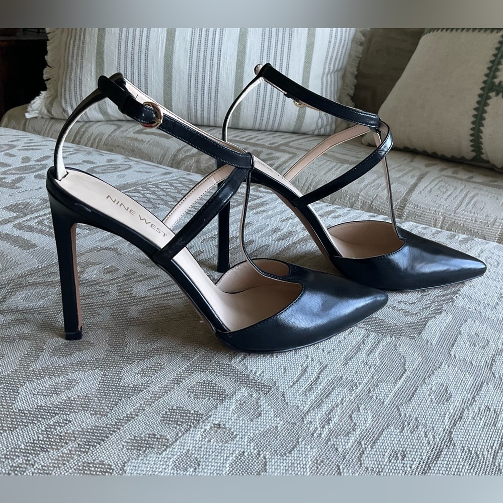 NEW Nine West Black Leather T-Strap Heels - Picture 4 of 7